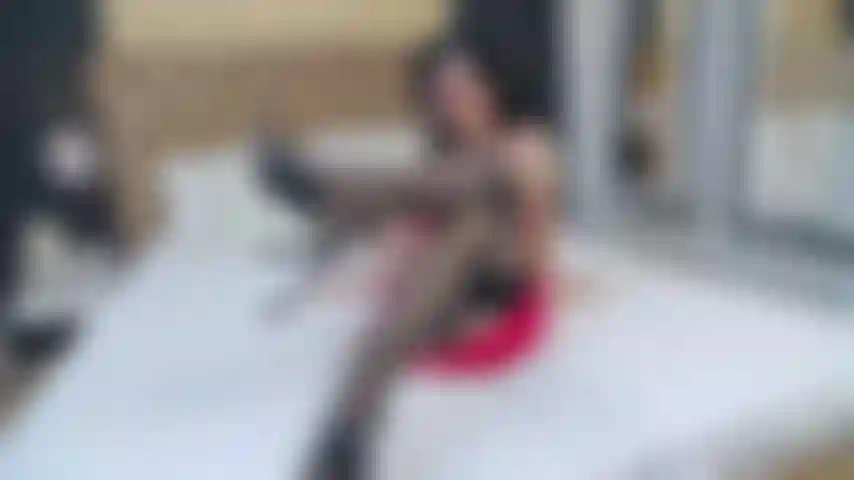 Sexy feet & shoe dangle