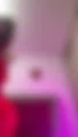 naugthy red ass shaking and fingering