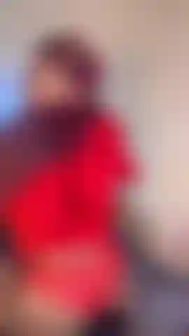 I started with a little twerkThen I got on my knees Red never looked this good.