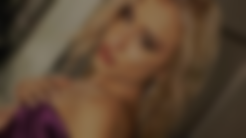 Im_a_sweet_blonde_waiting_you_to_behave_so_bad.
