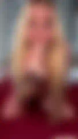 Fucking my biggest dildo til i cum.