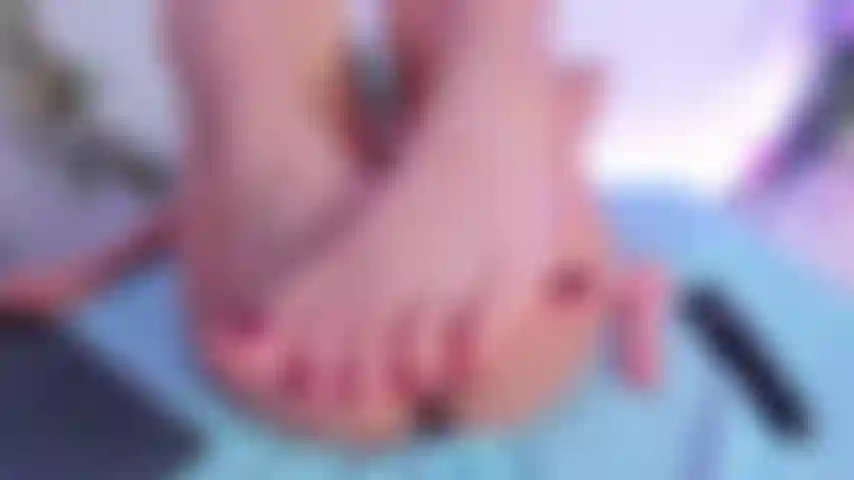 Fingering my pussy and show feet