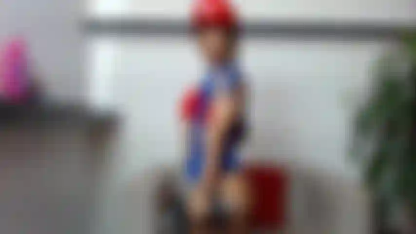 Pumping biceps with a 10kg dumbbell