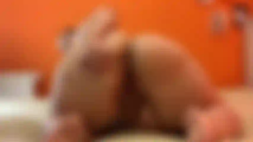 I love playing with my asshole and testing it out , first i start by fingering next i get my glass toy and after i get to my dildo , you can see me trying to gape ( this never works with me, my ass is