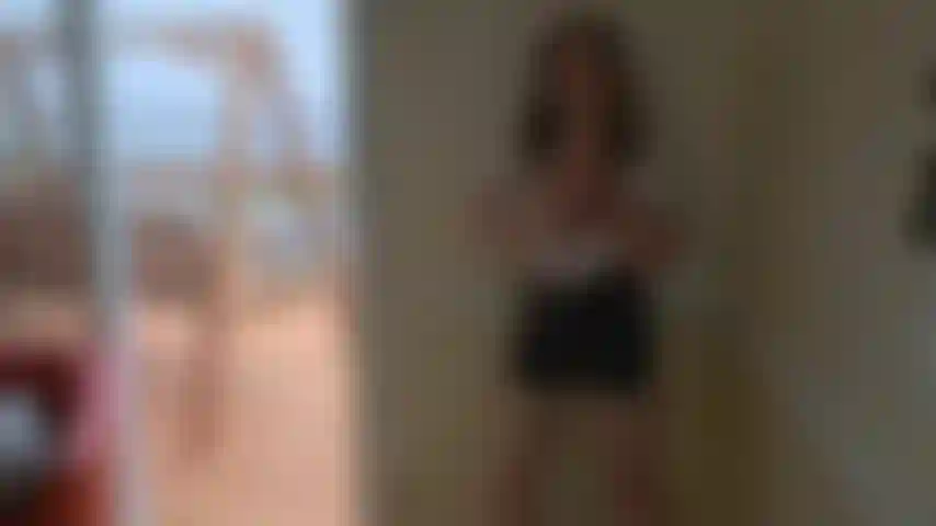 Nous sommes colocataires. Je te taquine constamment. Je m'amuse tellement  tre si mchante et sadique en te tourmentant. J'espre que a ne te drange pas. ;) Je me prpare  aller  une fte ce soir, mais j'ai besoin de ton avis sur ma tenue. Est-ce trop salope ? Ma jupe est-elle trop courte ? Mon cul a-t-il l'air trop gros ? Penses-tu que je serai la fille la plus salope habille de cette stupide fte ce soir ? J'ai besoin de ton opinion. Est-ce que tu aimes ma lingerie en dentelle blanche assortie transparente  pois ? Mme mes bas assortis... mais est-ce trop ? LOL Et qu'en est-il si je me dshabille et que je te demande si tu aimes ce que tu vois ? Ton pauvre petit cul de bta peut-il grer a ? Vas-tu juste fondre en flaque juste comme mon ejaculation fminine? Je suppose que nous devrons baiser et voir.