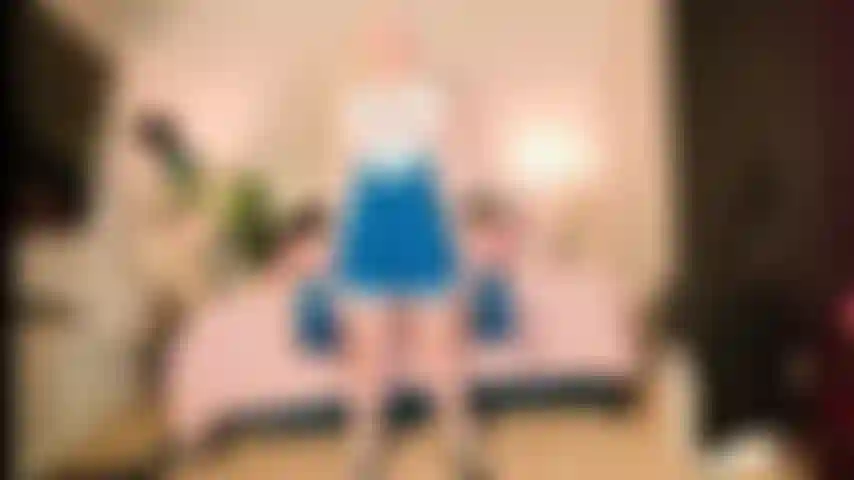 Cheerleader kicks practice (non nude)