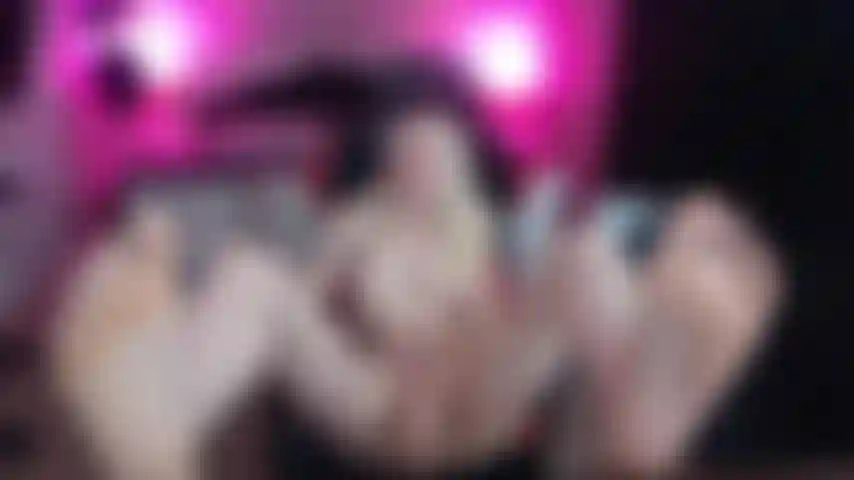 Bare feet! Fuck my juicy cunt!