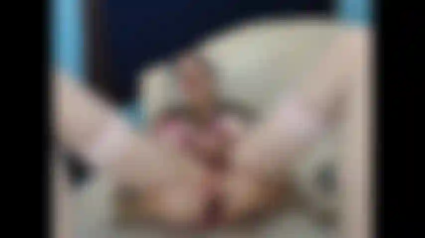 Jami silent and discreet, wearing pink and black wants to cum in camera for you