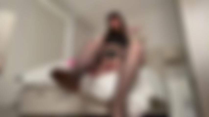 Worship giantess's oily feet!