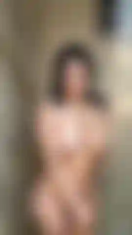 Watch me lose control under the water. I couldn't resist touching myself