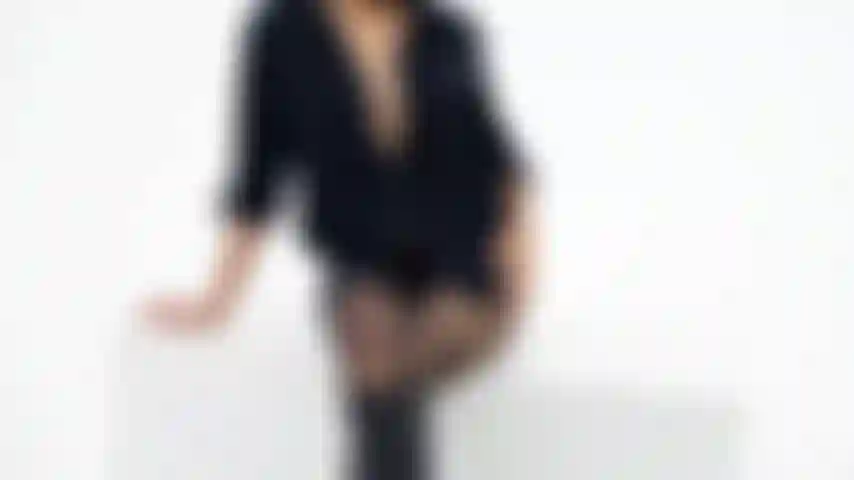 Hi Dear, play with my nipples and make me moan with pleasure!