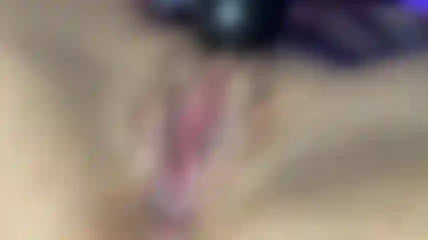 My pussy is playing with the Hitachi !!