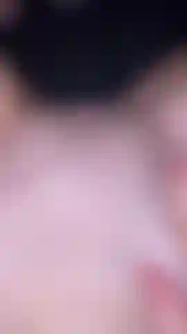 Spreading them lips & rubbing that tight pussy