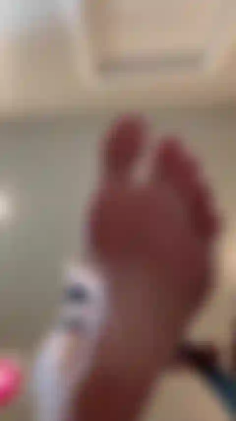 Floor POV foot worship (dirty feet youre cleaning)