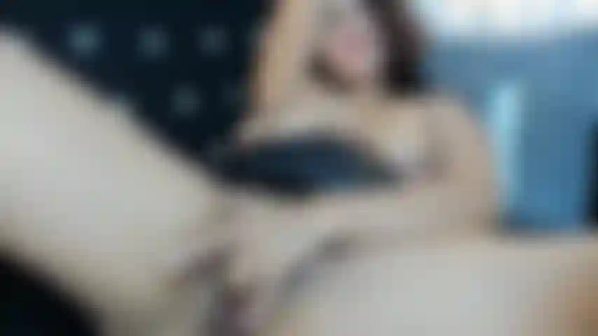 I fuck my pussy very close, i do it creamy for you, i open it so you can see how pink it is, you will see my picara smile.