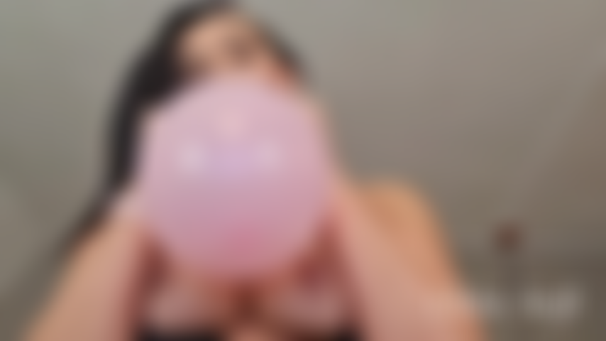 A little something for my balloon fetishists! This one is for you: watch me balloon inflating and popping! oh yah .. and I'm topless while doing that 
Hope you enjoy xox Chloe
