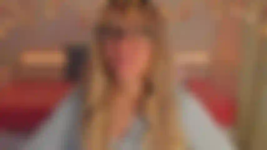 Gold show - a sensual performance where my toy vibrates between my legs thanks to the tippers!