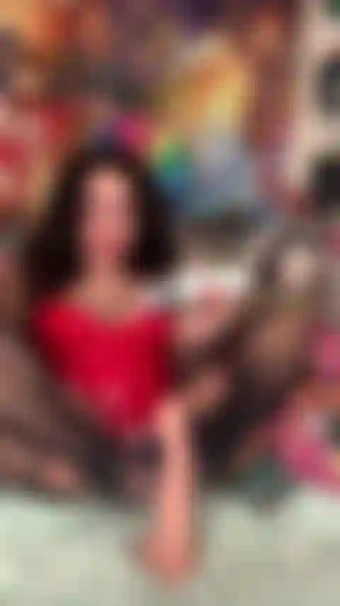 come watch me use my squirting toy and get my feet dirty ;)