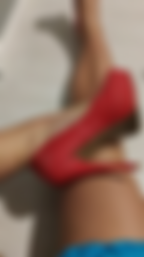 Fan of dizzying heels and bare feet, this video will delight you. My red heels are super sexy.