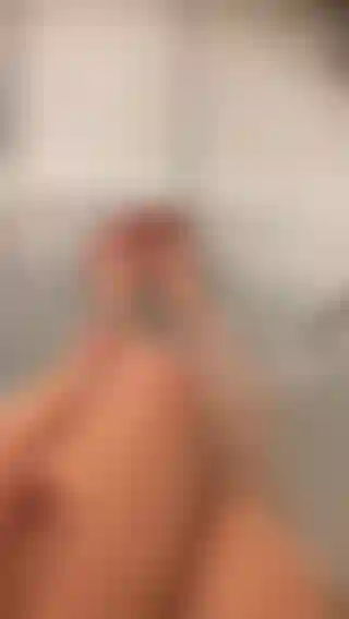 Mistress in her bath quickly at the foot bitch and massage my royal feet.