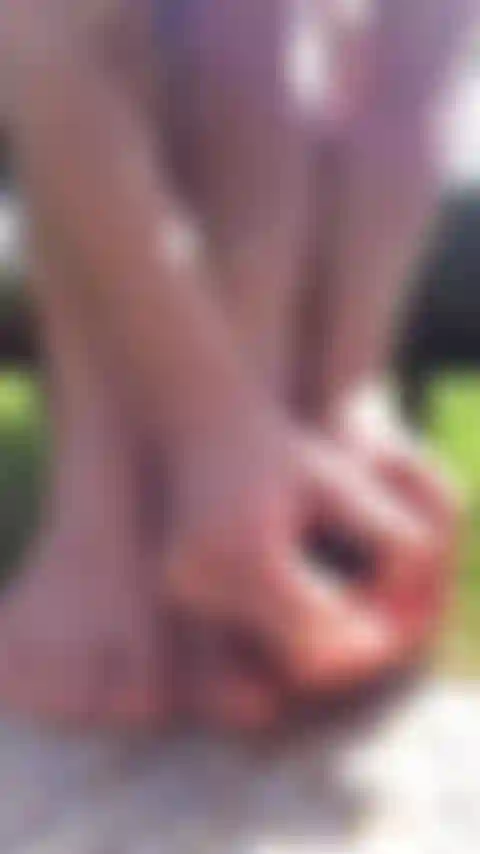 Applying foot varnish in front of cam, ideal for naked feet and varnished nails.