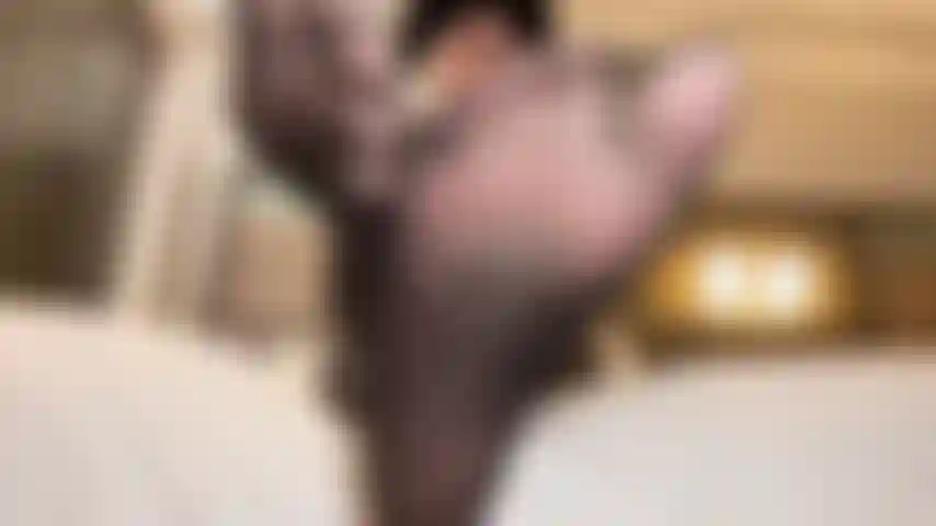 Giantess foot worship.