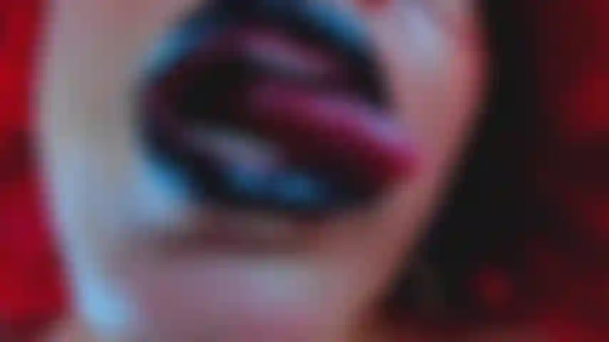 Black lipstickclose.
