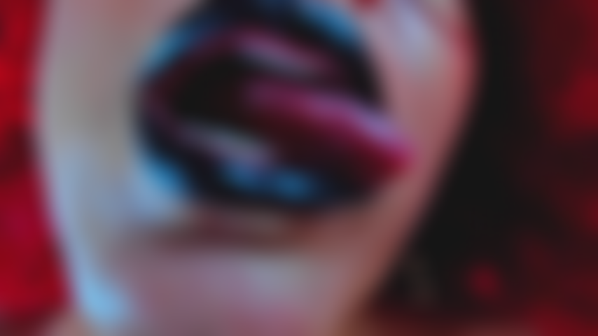 Black lipstickclose.