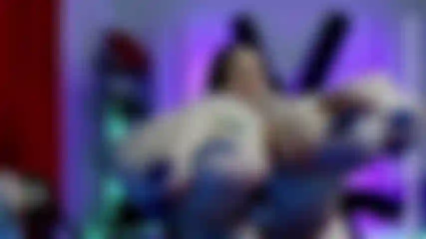 Worship these smelly toes and soles.